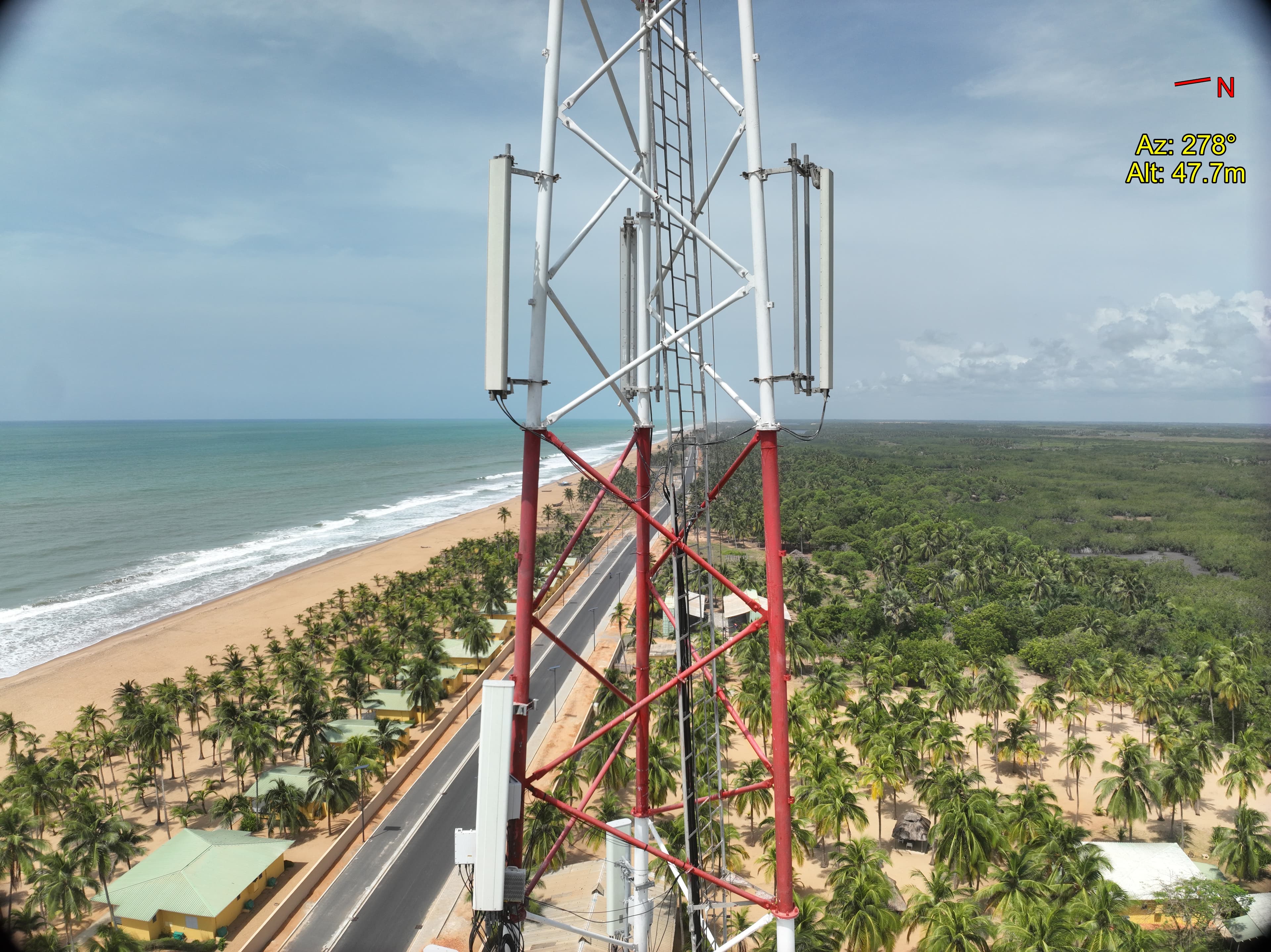 Pylône télécom inspecté par drone sur le littoral béninois